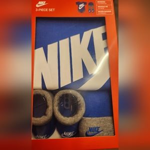 NWT NIKE 0-6 MONTHS 3 PIECE UNISEX OUT